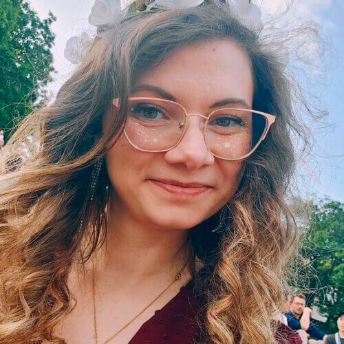 Picture of polish illustrator Anna Grunduls, specializing in coloring books and coloring pages